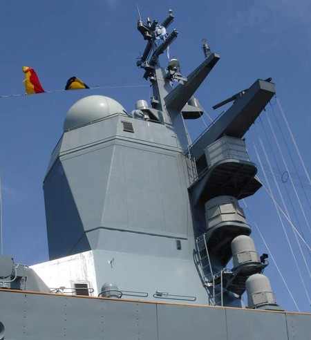 Tháp radar được thiết kế dạng cạnh vát góc để làm giảm khả năng trinh sát đối phương phát hiện.